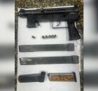 PM conta que suspeitos deixaram armamento para tr&aacute;s durante fuga.