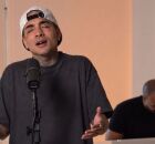 MC Guim&ecirc; cantando o louvor "Nada Mais", da banda Fhop Music.