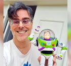Guilherme Briggs com um dos principais personagens dublados por ele.