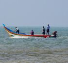 Barco em alto mar.