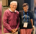 Maria Clara M&uuml;ller recebeu a premia&ccedil;&atilde;o de Richard Henderson, vencedor do Nobel de Qu&iacute;mica de 2017, em Liverpool.