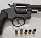 A pol&iacute;cia apreendeu uma pistola com muni&ccedil;&otilde;es que estava com os suspeitos.