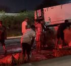 Pessoas foram registradas retirando produtos ap&oacute;s o tombamento de um caminh&atilde;o na BR-324.