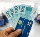 Cart&atilde;o da Previd&ecirc;ncia Social e dinheiro.