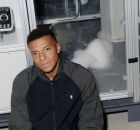 Mbapp&eacute; assina com a ON.