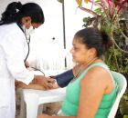 Paciente sendo examinada por uma profissional da sa&uacute;de que atende a iniciativa disponibilizada no munic&iacute;pio.