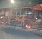 Um &ocirc;nibus foi incendiado durante um protesto na BR-101, na comunidade dos Milagres, no bairro do Ibura, Zona Sul do Recife. 