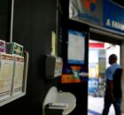 Painel com volantes de loterias em lot&eacute;rica