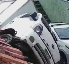 Caminh&atilde;o tomba em ladeira na Zona Norte do Recife