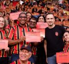 Presidente do Sport, de camisa preta, entregando certificados da parceria com as escolas.