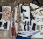 Armas e muni&ccedil;&otilde;es apreendidas pela Pol&iacute;cia Civil.