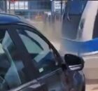 Carro &eacute; atingido por VLT em Jaboat&atilde;o.