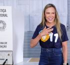Celina Le&atilde;o durante vota&ccedil;&atilde;o no 1&deg; turno.