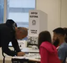 Eleitores em vota&ccedil;&atilde;o