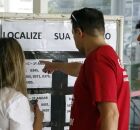 Eleitores consultando se&ccedil;&atilde;o de vota&ccedil;&atilde;o.