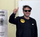 Candidato do Miss&atilde;o criticou o processo eleitoral e fez ataques a Fl&aacute;vio Bolsonaro ap&oacute;s registrar o voto: "&Eacute; muito triste que o pa&iacute;s vote em um cara completamente covarde, desqualificado".