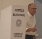 Alckmin vota em S&atilde;o Paulo e afirma que, com Lula, "salvou a democracia" ap&oacute;s tentativa de golpe.