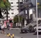 Recife: carro capota ap&oacute;s colis&atilde;o com outro ve&iacute;culo no bairro de Candeias, em Jaboat&atilde;o.