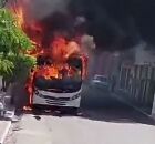 &Ocirc;nibus escolar que transportava estudantes pega fogo na Zona da Mata Norte de Pernambuco.