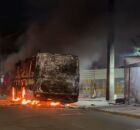 Inc&ecirc;ndio de &ocirc;nibus durante protesto bloqueia cruzamento no Ibura, no Recife.