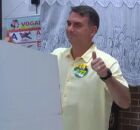 Fl&aacute;vio Bolsonaro vota em Vila Isabel, na Zona Norte do Rio, no 1&ordm; turno das elei&ccedil;&otilde;es.