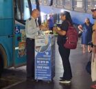 Embarque de passageiros em &ocirc;nibus.