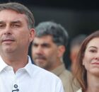Fl&aacute;vio Bolsonaro ao lado da esposa.