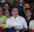 Fl&aacute;vio Bolsonaro ao lado de aliados ap&oacute;s resultado nas Elei&ccedil;&otilde;es 2026.