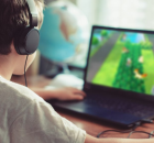 Crian&ccedil;a joga em computador