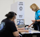 Eleitora votando