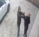 Cam&ecirc;ra registra momento de agress&atilde;o 