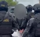 Homem &eacute; preso por fazer ex-companheira e beb&ecirc;s ref&eacute;ns.