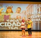 Cinderela e Fl&aacute;vio Andradde na com&eacute;dia "Toda Cidade Tem".