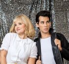 Sandy (Duda Viana) e Danny Zuko (JP Barros) s&atilde;o os personagens centrais de Grease.