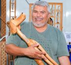 O artista Marcos de Sert&acirc;nia exibe uma de suas esculturas em madeira.