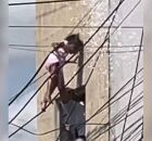 Da janela, o policial estendeu o corpo em dire&ccedil;&atilde;o &agrave; crian&ccedil;a, segurou-a e a puxou para dentro da casa.