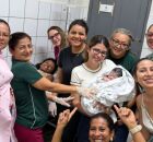 A equipe do posto de sa&uacute;de realizou o parto no ve&iacute;culo e encaminhou m&atilde;e e filha ao hospital.