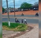 C&acirc;mera de seguran&ccedil;a flagrou o momento em que os idosos s&atilde;o atingidos na margem da rodovia.