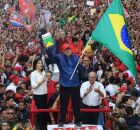 Lula durante ato de campanha com aliados.
