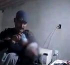 Policial com beb&ecirc; ap&oacute;s resgate.