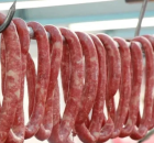 Lingui&ccedil;a de carne su&iacute;na defumada.