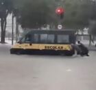 Van com crian&ccedil;as fica ilhada.