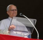 Papa Leao XIV diante dos presentes na Pra&ccedil;a S&atilde;o Pedro
