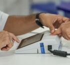 Brasileiros v&atilde;o &agrave;s urnas e vota&ccedil;&atilde;o para escolher o presidente do pa&iacute;s no 2&deg; turno &eacute; iniciada