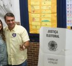Fl&aacute;vio Bolsonaro possa para foto ao lado de esposa ap&oacute;s votar, no Rio de Janeiro.