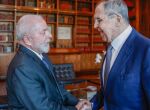 Lula e ministro das Rela&ccedil;&otilde;es Exteriores da R&uacute;ssia Seguei Lavrov, apertando as m&atilde;os.