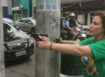 Carla Zambelli com arma no meio da rua.