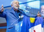Presidente Lula com a bandeira de Pernambuco.