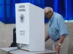 Idoso votando