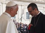 Bispo Dom Ruy entregando pesente ao Papa Le&atilde;o XIV, no Vaticano.